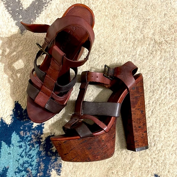 le chateau Shoes - Leather 70s platform sandals. 6